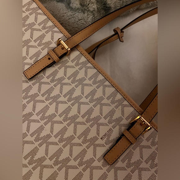 MK SIGNATURE LOGO PURSE 🤍 - Picture 5 of 9